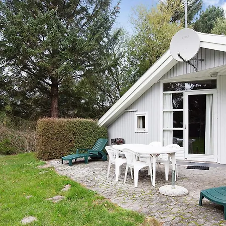 8 Person In Rodby-by Traum