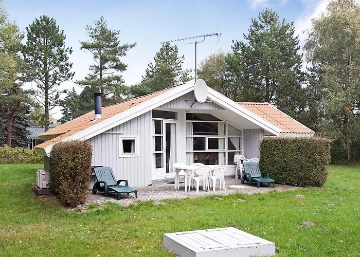 8 Person In Rodby-by Traum