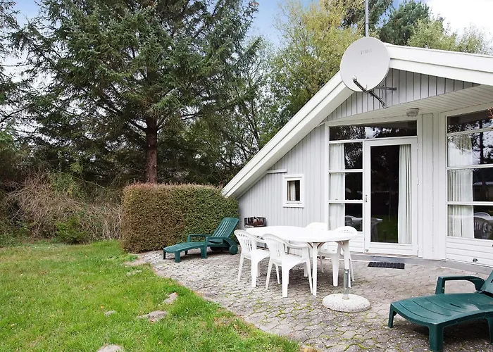 8 Person In Rodby-by Traum